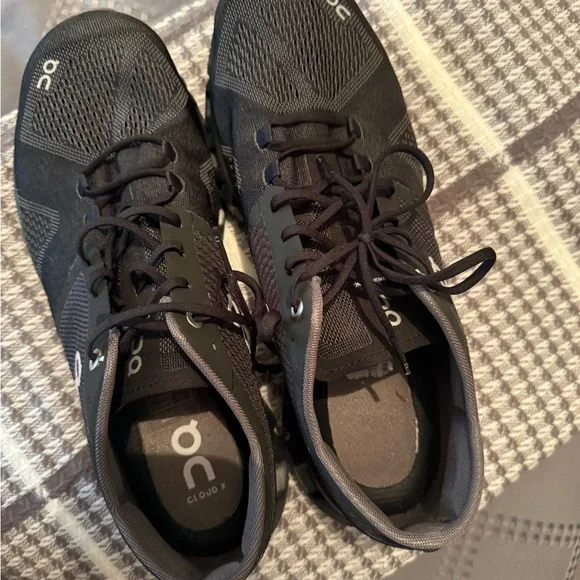 On Running Women Black Athletic Shoes - Picture 2 of 4